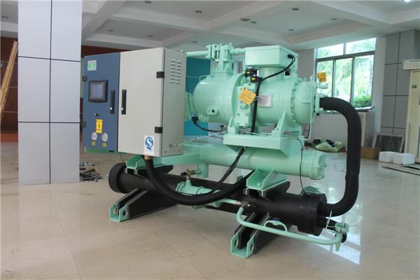 Large Capacity 700KW Screw Water Chiller for Plastics Industry , CE Approvals 0
